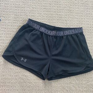 Under Armour black women’s athletic sport shorts - size medium